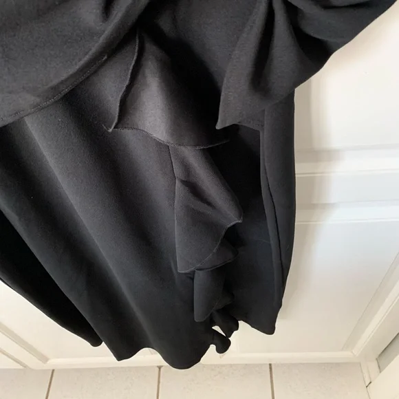 Short sleeve short black comfortable dress. - Picture 3 of 9